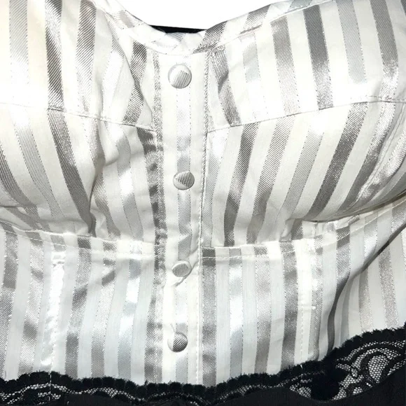 𝐂𝐎𝐓𝐓𝐎𝐍 𝐄𝐗𝐏𝐑𝐄𝐒𝐒 | WHITE AND SILVER STRIPED STRAPLESS METALLIC TOP - Picture 2 of 8